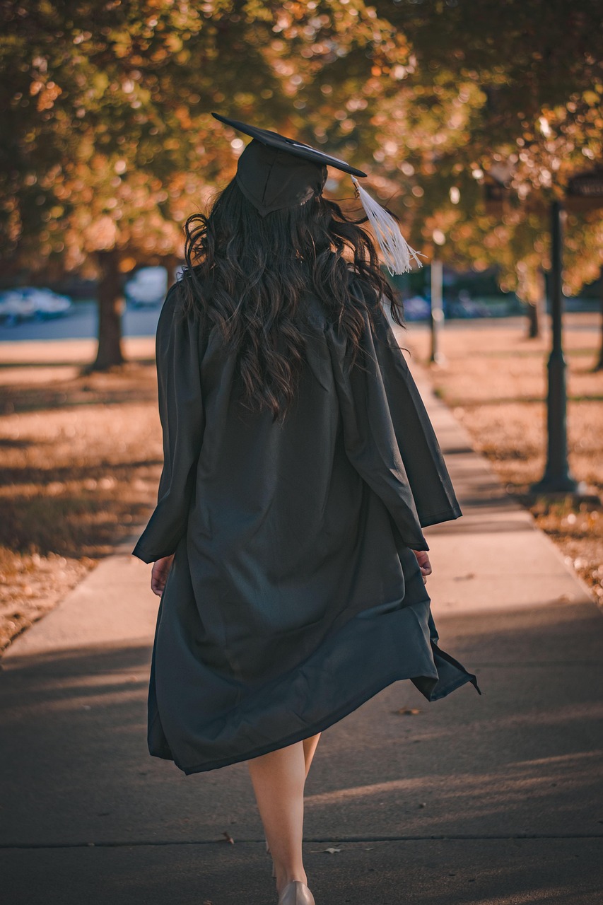 <font dir="auto" style="vertical-align: inherit;"><font dir="auto" style="vertical-align: inherit;">Lar</font></font> graduate, graduation, toga, back, college, college graduate, walk, school, education, student, graduate, graduate, graduation, graduation, graduation, graduation, graduation